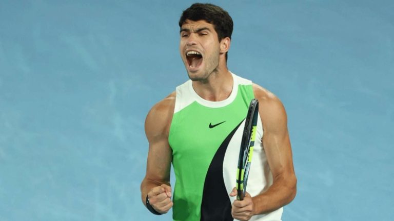 Alcaraz marque l’histoire en battant Djokovic en finale de l’Open d’Australie