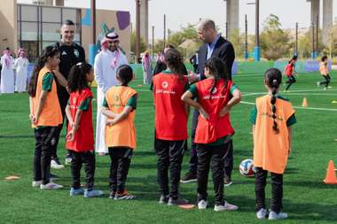 أمير ويلز يزور مركز التدريب الإقليمي للبنات بالرياض