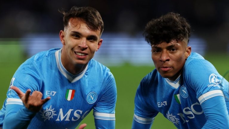 Napoli Répond à la doublé de Malen avec un Samba Brésilien